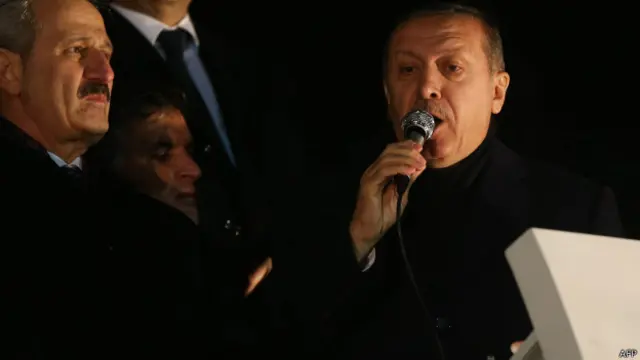 Ministro Caglayan com premiê Erdogan. Foto: AFP