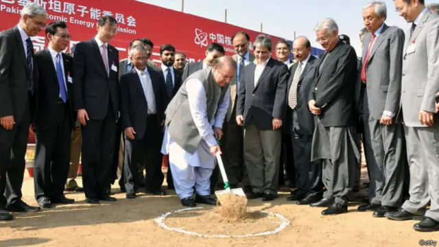 نئے ایٹمی بجلی گھروں میں سے ایک چشمہ کے مقام پر قائم کیا جا رہا ہے (فائل فوٹو)