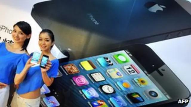 台北某展销会上模特展示苹果iPhone 5智能手机(资料图片)