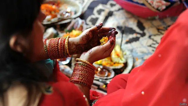 पूजा-पाठ करती एक नेपाली महिला.