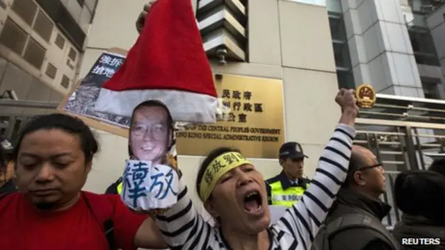 香港民主派團體示威者於中聯辦外手持劉曉波頭像喊口號(25/12/2013)