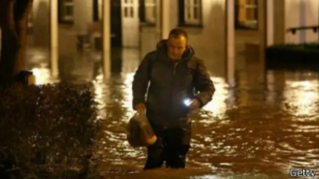 Un hombre camina en medio del agua