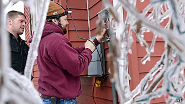 Una persona trata de reparar una caja de electricidad