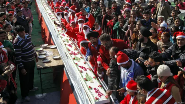 بھارت کے شہر چندی گڑھ میں کرسمس کے موقع پر 201 فٹ لمبا کیک کاٹا گیا۔