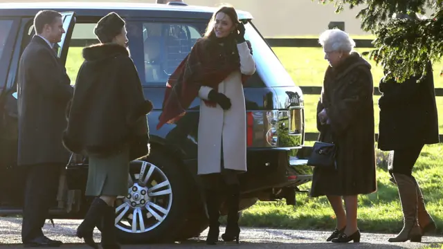 برطانیہ کی ملکہ الیزبیتھ دوئم اور اور ڈچس آف کیمبرج شہزادی کیٹ مڈلٹن نے کرسمس سروس میں حصہ لیا۔