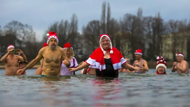 برلن میں ایک گروپ ’برلن سیلز‘ کے ممبران نے اس بار بھی کرسمس پر اپنی روایت برقرار رکھی اور ٹھنڈے پانی میں تیراکی کر کے کرسمس منائی۔
