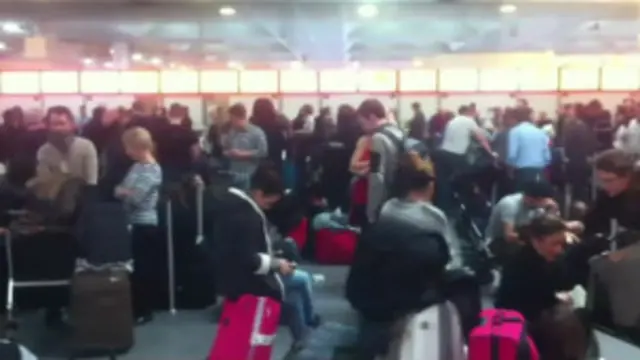 Passageiros presos no aeroporto de Gatwick | Crédito: BBC