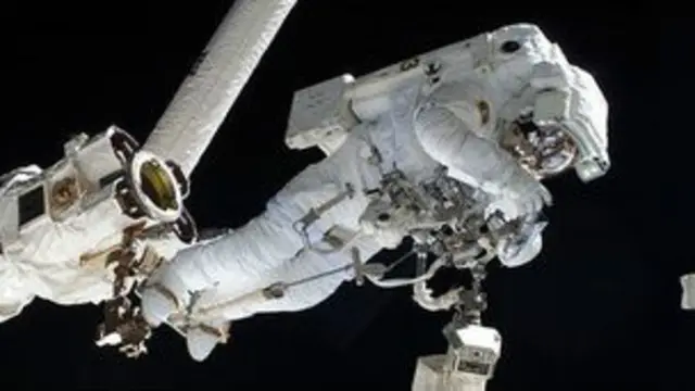 स्पेसस्टेशन और स्पेसवाक