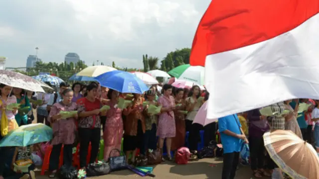 Ibadah di seberang Istana Merdeka