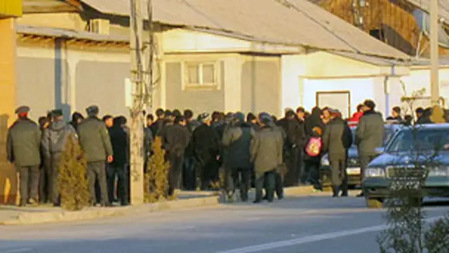 У здания СИЗО, и где был оглашен приговор суда, собрались родственники, друзья, коллеги Саидова, а также многочисленные журналисты