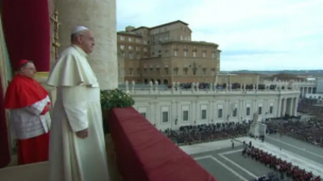 د سېنټ پيټرز په ډګر کې راټولو شويو خلکو ته د وينا پرمهال پاپ فرانسيس له پراخو معنوي مسالو خپلې خبرې پيل کړي.