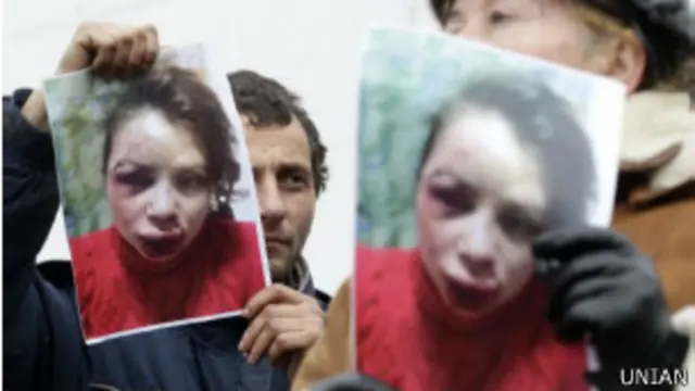 Утром 25 декабря сотни киевлян пришли под МВД с фотографиями избитой Татьяны Черновол