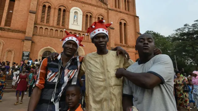 В Центральноафриканській республіці християни мусили відвідати нічну месу в обід, адже влада запровадила тут комендантську годину задля уникнення сутичок з мусульманами. З 5 грудня жертвами конфлікту між мусульманами та християнами стали близько тисячі людей.