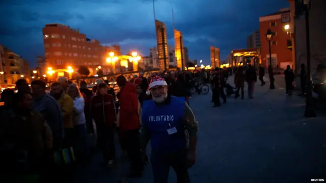 Тим часом в іспанській Малазі три тисячі людей вишикувались у чергу за безкоштовною їжею, яку роздавали благодійники. 