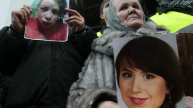 لاریونونه وروسته له هغه پراخ شول چې حکومت يوه فعاله تېتیانا چورنوول د کرسمس پر ورځ ووهله