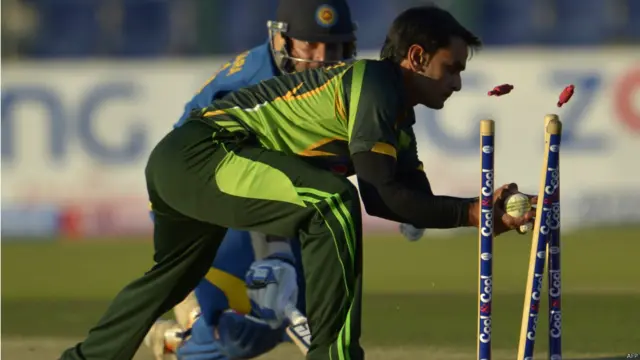 نصف سنچری بنانے کے فوراً بعد سنگا کارا رن آؤٹ ہو گئے۔