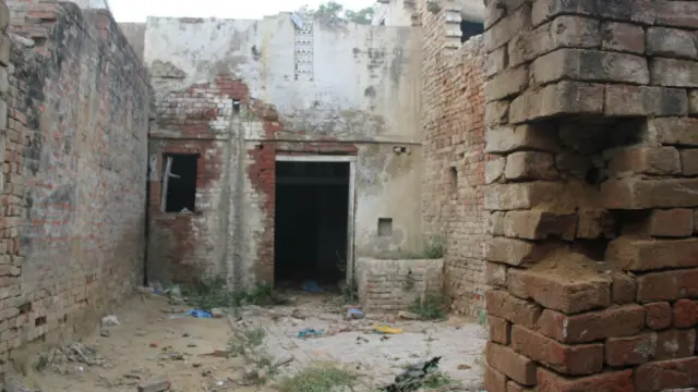 कुटबा गाँव के खाली मकान