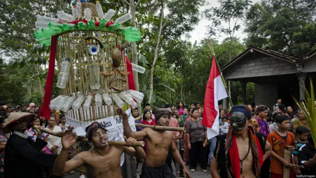 مسيحيون في إندونيسيا في إحدى القرى بوسط مدينة جاوا خلال أحد الطقوس المتعلقة باحتفالات عيد الميلاد يقيمون جبل رمزي من الفاكهة.