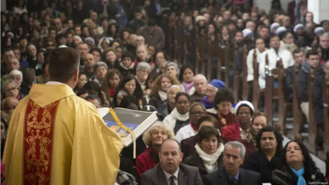 مسيحيو الضفة الغربية يحضرون قداسا في كنيسة المهد 