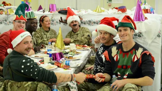 أفراد من القوات البريطانية تحتفل بعيد الميلاد في إحدى القواعد العسكرية في أفغانستان.