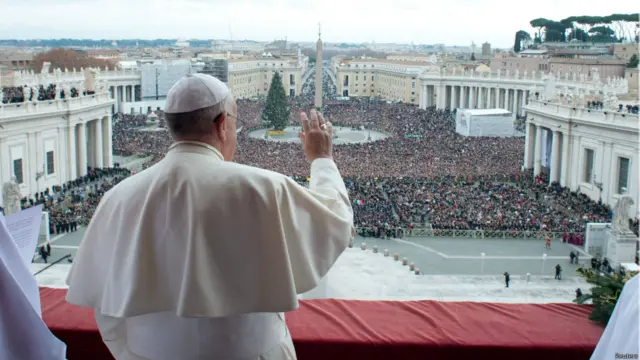 البابا فرانسيس أثناء كلمته التي وجهها للحشود في ساحة سانت بيتر اليوم 25 ديسمبر/كانون الأول والتي دعا فيها لإحلال السلام في سوريا وجمهورية افريقيا الوسطى 