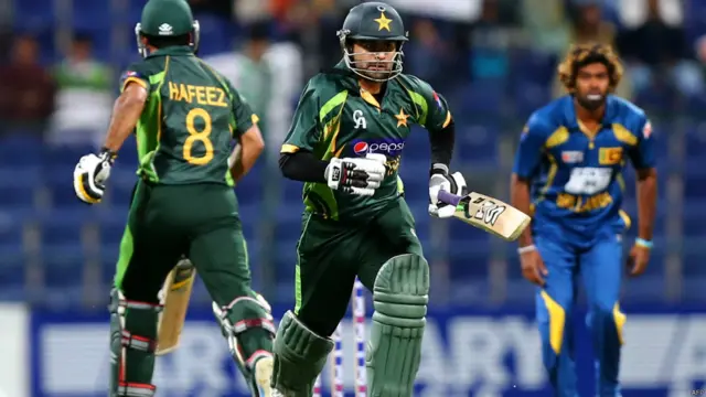 حفیظ نے ایک اوور میں ملینگا کو ایک چھکا اور ایک چوکا لگایا۔