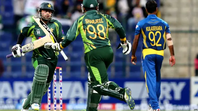 پاکستان کے دوسرے اوپنر احمد شہزاد نے اکتالیس رن بنائے۔