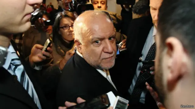 وزیر نفت ایران در محاصره خبرنگاران در وین