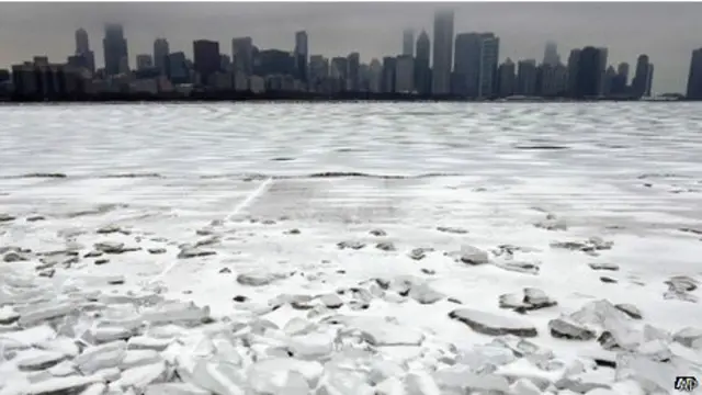 في الولايات المتحدة تأثرت ولايات من مين إلى ميتشغان بالظروف الجوية السيئة.