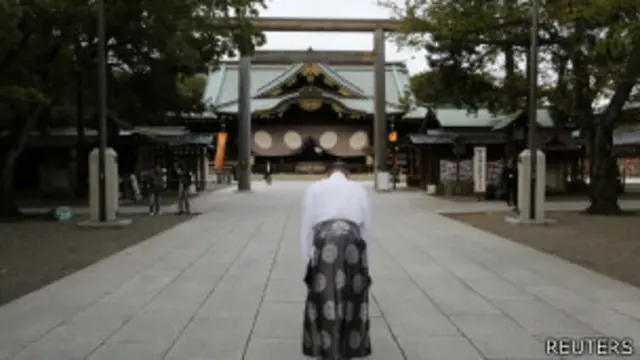 一名神道教教士在靖國神社前鞠躬（18/10/2013）