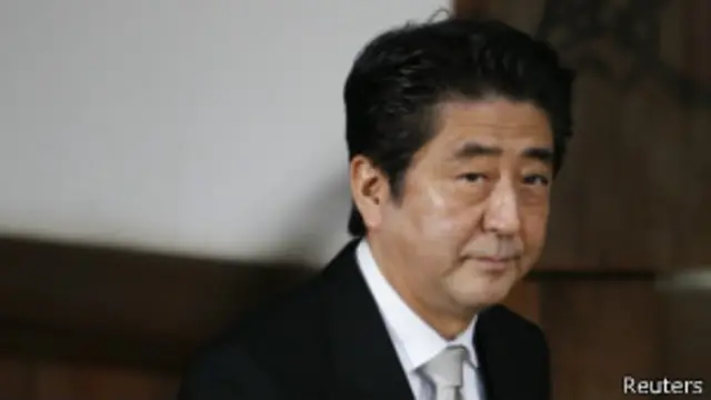 Abe en el controvertido templo