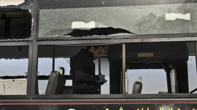 طال الانفجار حافلة كانت تمر عند وقوع الانفجار.