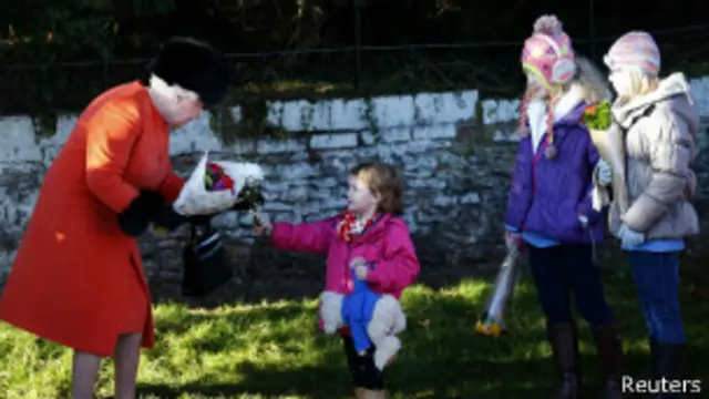 英国女王伊丽莎白二世接受儿童献花