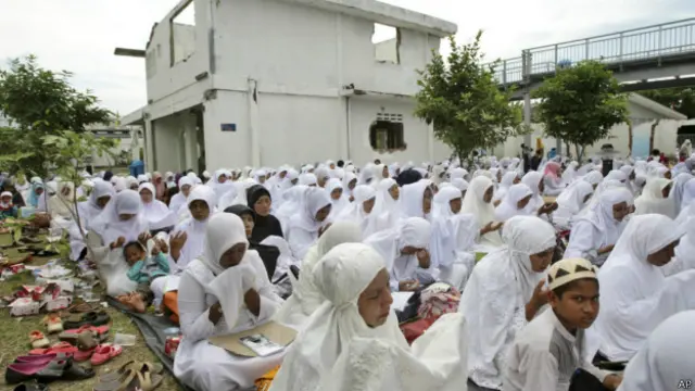 Warga Aceh menggelar doa untuk korban di bekas lokasi gempa.