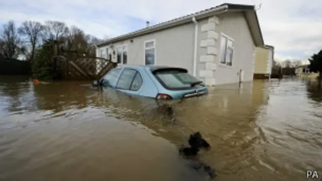 أدت الأمطار الغزيرة في بريطانيا إلى انقطاع الكهرباء عن الآلاف من المنازل