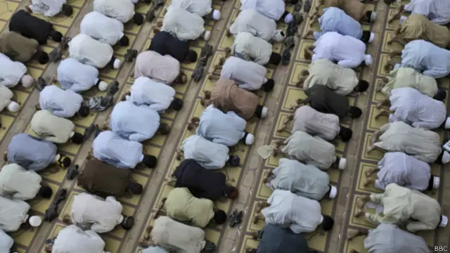 पाकिस्तान की मस्जिद में नमाज