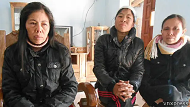 Vợ của 'người tự sát' (đầu tiên trái sang) nói công an thông báo gia đình nhận xác về chôn cất.