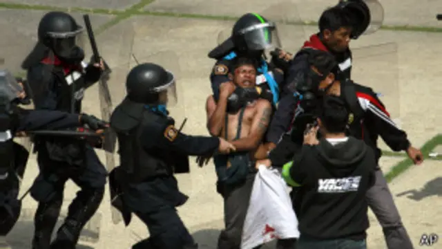 泰国示威者在选举候选人登记地点所在地的泰日体育场附近与警方发生冲突