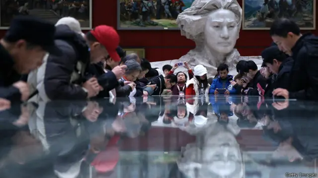 माओत्से तुंग की 120नीं वर्षगांठ के मौके पर राष्ट्रीय संग्रहालय में जमा लोग