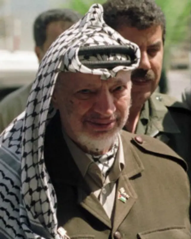 یاسر عرفات په ۲۰۰۴ کال کې مړ شو خو پاتې شوني یې تېر کال بېرته له قبره را و ایستل شول.