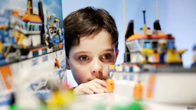 Menino brinca com Lego | Foto: Getty
