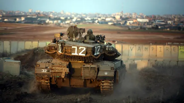 دبابة اسرائيلية تتخذ موقعا لها على حدود قطاع غزة