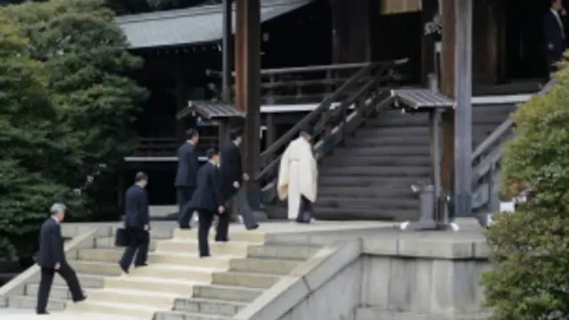 شكلت هذه الزيارة مفاجأة لكثير من اليابانيين اذ ان ابي امتنع عن زيارة المعبد خلال ولايته الاولى بين 2006 و2007