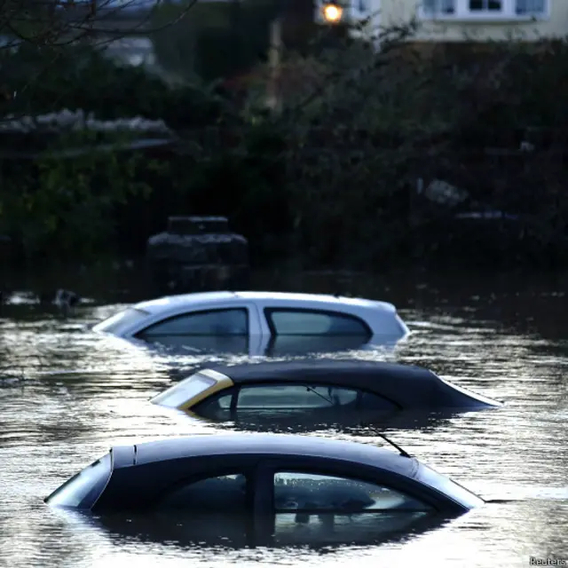 दक्षिणी ब्रिटेन, बाढ़ के कारण प्रभावित लोग, भविष्य में तेज़ हवा, बारिश और आँधी की पर्यावरण एजेंसी ने जताई आशंका, पानी में डूबी गाड़िुयां, बाढ़ में घरों से सामान निकालते लोग, बाढ़ से प्रभावित जनजीवन,