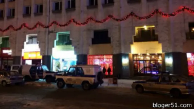 Сообщается, что к месту проведения предновогоднего празднества приехало несколько нарядов полиции