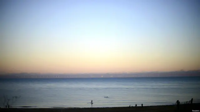 दक्षिणी ब्रिटेन, बाढ़ के कारण प्रभावित लोग, भविष्य में तेज़ हवा, बारिश और आँधी की पर्यावरण एजेंसी ने जताई आशंका, पानी में डूबी गाड़िुयां, बाढ़ में घरों से सामान निकालते लोग, बाढ़ से प्रभावित जनजीवन,