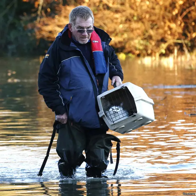 दक्षिणी ब्रिटेन, बाढ़ के कारण प्रभावित लोग, भविष्य में तेज़ हवा, बारिश और आँधी की पर्यावरण एजेंसी ने जताई आशंका, पानी में डूबी गाड़िुयां, बाढ़ में घरों से सामान निकालते लोग, बाढ़ से प्रभावित जनजीवन,