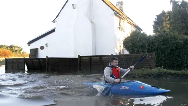 दक्षिणी ब्रिटेन, बाढ़ के कारण प्रभावित लोग, भविष्य में तेज़ हवा, बारिश और आँधी की पर्यावरण एजेंसी ने जताई आशंका, पानी में डूबी गाड़िुयां, बाढ़ में घरों से सामान निकालते लोग, बाढ़ से प्रभावित जनजीवन,