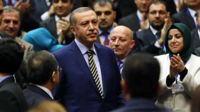 Суриштирув идоралари бош вазирга босим ўтказишга уринмоқда.