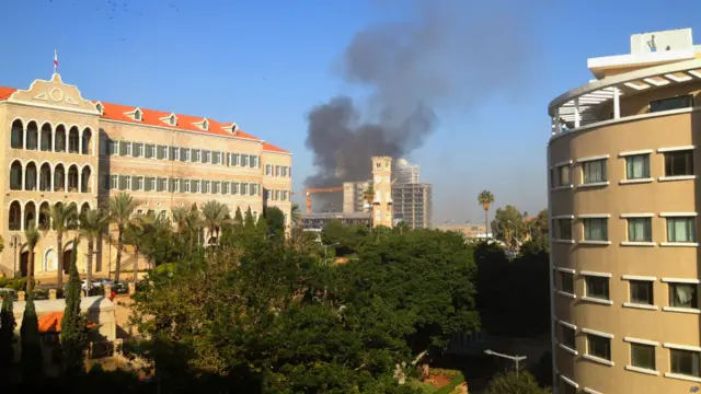 وسمع الانفجار في أرجاء المدينة وتصاعد الدخان الأسود من المنطقة التجارية بوسط بيروت قرب فندق فينيسيا.